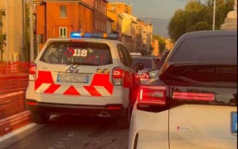Segnalazione a E’tv: Automedica del 118 bloccata in coda sul Pontelungo