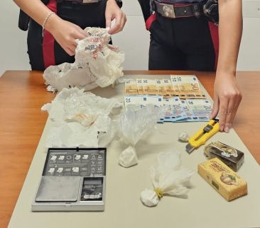 Sequestrati hashish e cocaina, arrestato un giovane