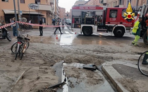 Si rompe una tubatura in via Zanardi, garage e cantine allagati e disagi alla viabilità