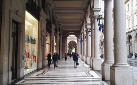 Stretta a Torino sui tributi: sospesa la licenza a 60 negozianti con debiti oltre i 50.000 euro
