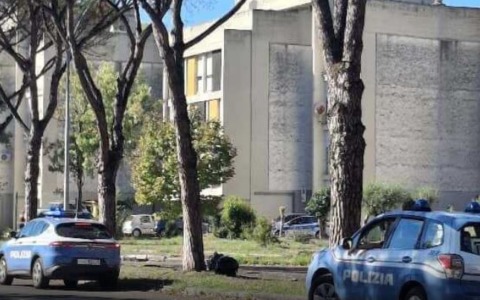 Striscione per gli Spinelli davanti le case Arlecchino