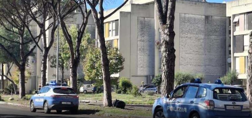 Striscione per gli Spinelli davanti le case Arlecchino