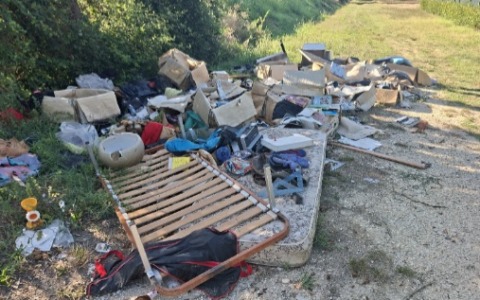 Svuotano una soffitta e abbandonano tutto in campagna: tre denunce a Porto Recanati