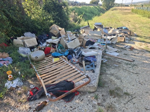 Svuotano una soffitta e abbandonano tutto in campagna: tre denunce a Porto Recanati