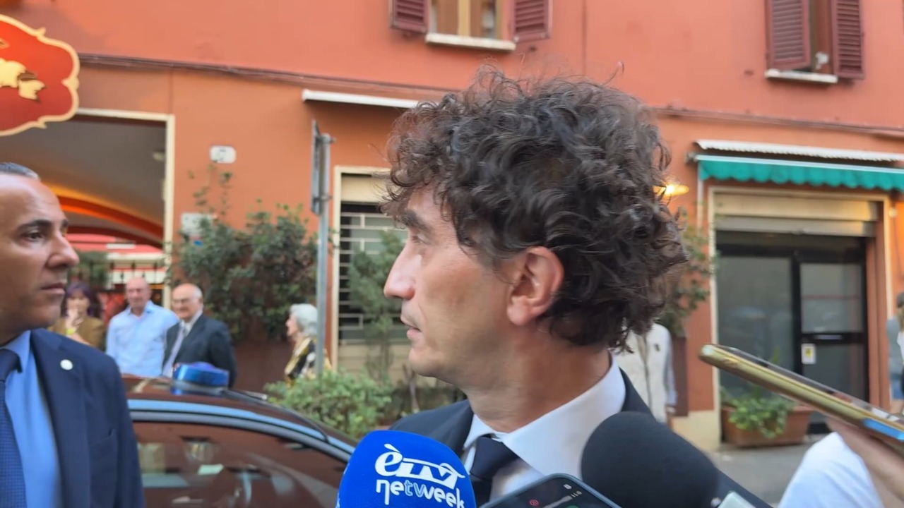 Tensione in Bolognina, collettivi in piazza e strade chiuse. Bignami: “democrazia limitata”