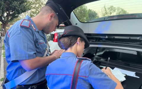 Tentano di entrare in un appartamento per rubare, tre giovani denunciati