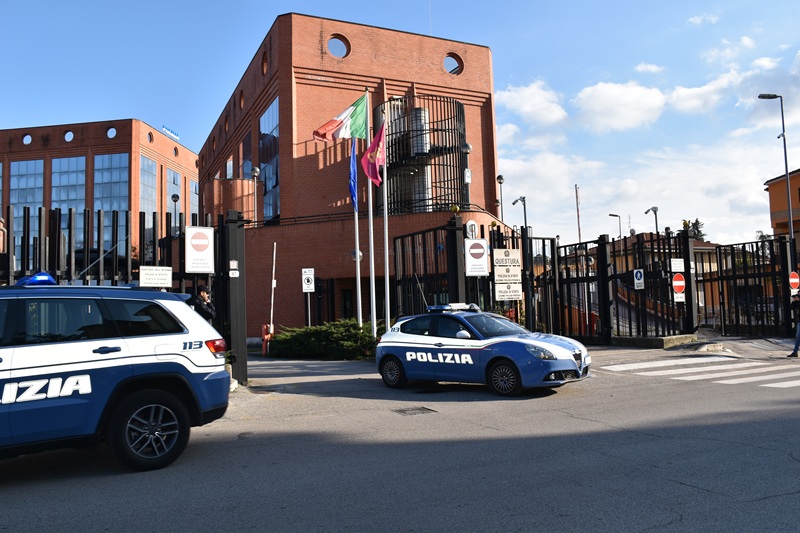 Tentata truffa dello “falso Maresciallo”: la Polizia di Stato sventa il raggiro e arresta un giovane dopo un inseguimento nei campi