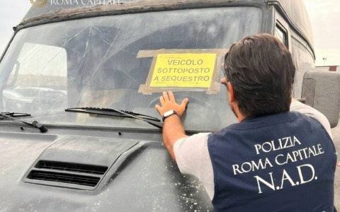 Traffico illecito di rifiuti e amianto: due veicoli sequestrati e quattro denunce della Polizia Locale