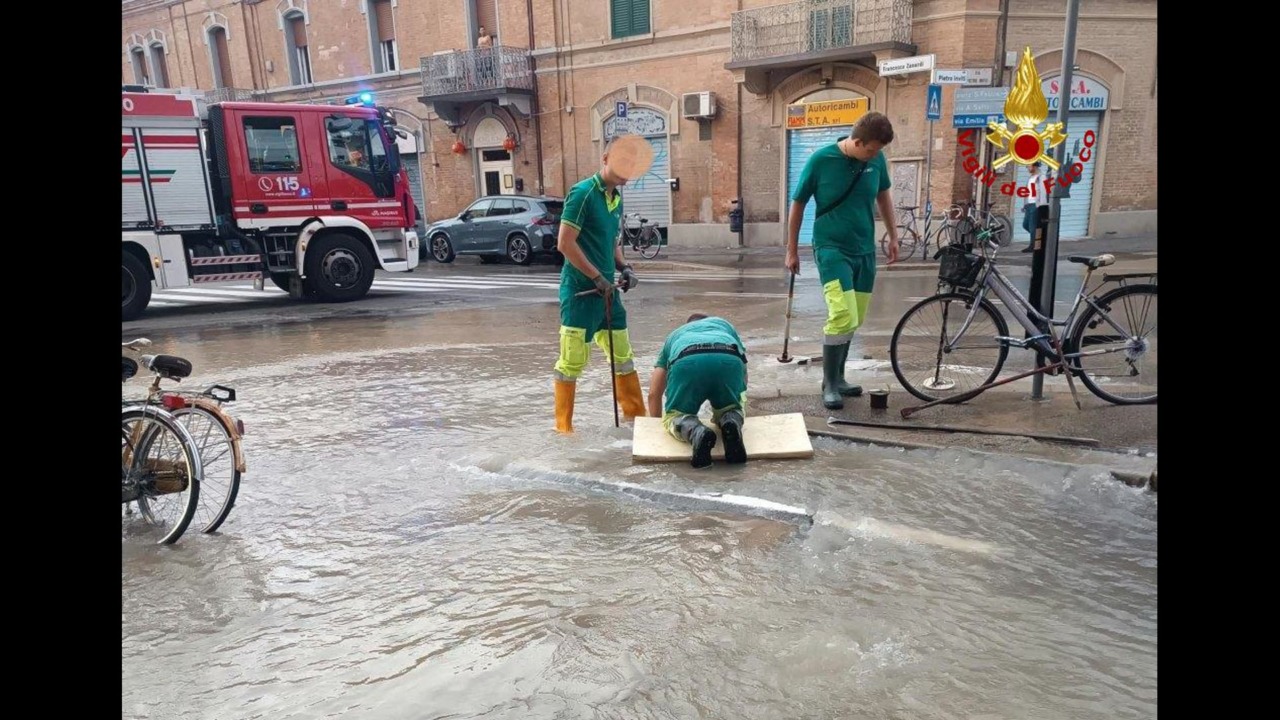 Tubo d’acqua rotto in via Zanardi, allagamenti e disagi. Tecnici Hera al lavoro