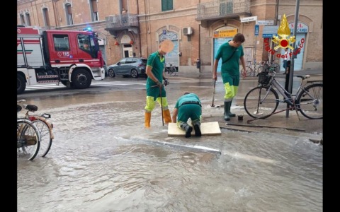 Tubo d’acqua rotto in via Zanardi, allagamenti e disagi. Tecnici Hera al lavoro