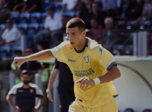 Un super Frosinone stende il Como 2-0 e lo aggancia in classifica