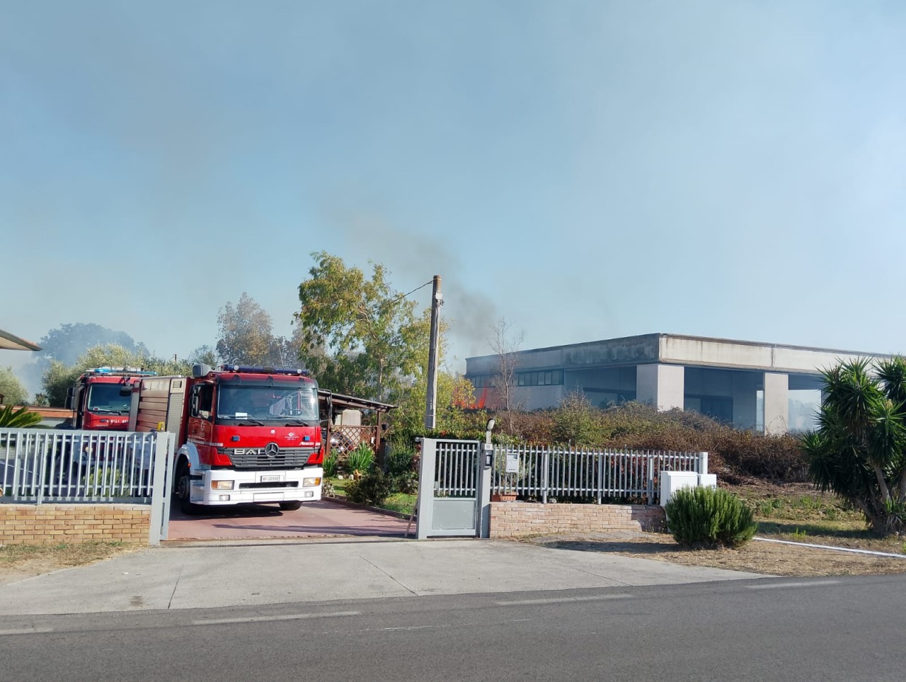 Vasto incendio di vegetazione a Borgo San Michele