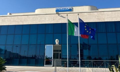 Viola il divieto di avvicinamento alla sua ex, arrestato