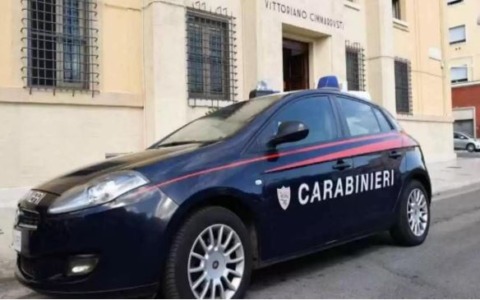 Violento con moglie e figli, allontanamento da casa e braccialetto elettronico