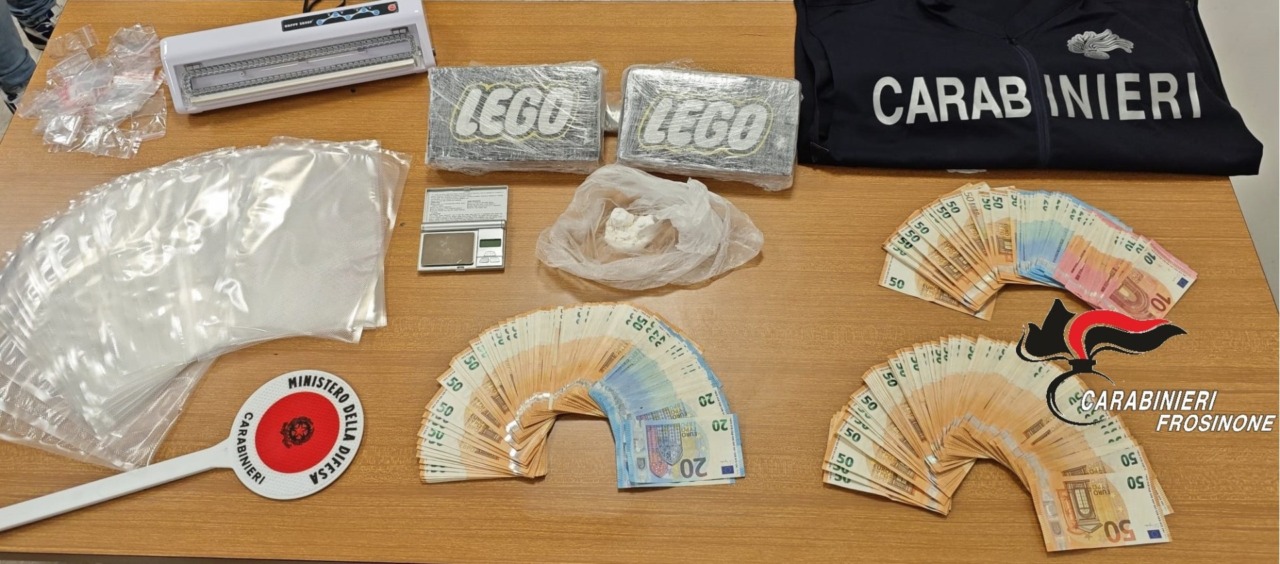 2 kg di cocaina e 12.000 euro in contanti, due arresti