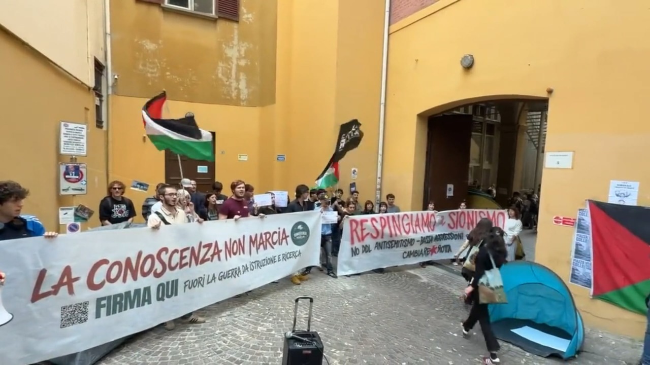 7 ottobre, le tende di Cambiare Rotta in via del Guasto. ‘Presidio contro le provocazioni dell’influencer Eterno’