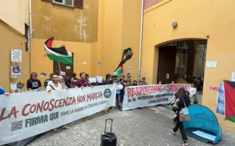 7 ottobre, le tende di Cambiare Rotta in via del Guasto. ‘Presidio contro le provocazioni dell’influencer Eterno’