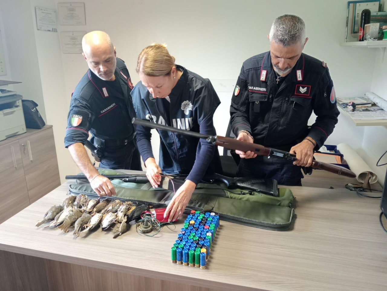 A caccia con richiami vietati dalla legge, due denunciati