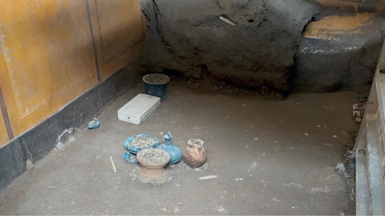 A Pompei riaffiora l’armadio di una donna con preziosi e amuleti