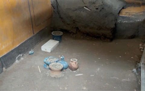 A Pompei riaffiora l’armadio di una donna con preziosi e amuleti