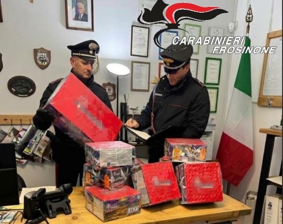 Abbandona oltre 60 kg di fuochi d’artificio negli uffici di un’azienda logistica