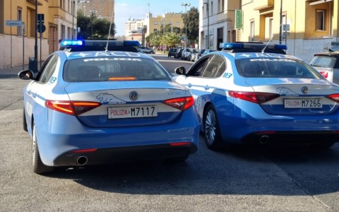 Accoltellato e picchiato con un guinzaglio per motivi passionali, due misure cautelari