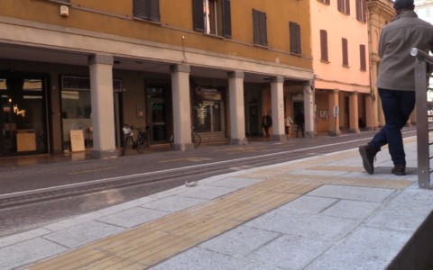 Aggressione omofoba in via San Felice, telecamere al setaccio della Polizia