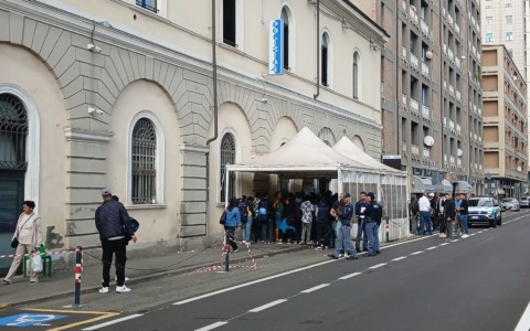 Alessandria, disservizio nelle prenotazioni dei permessi di soggiorno alle Poste: lunghe code in Questura