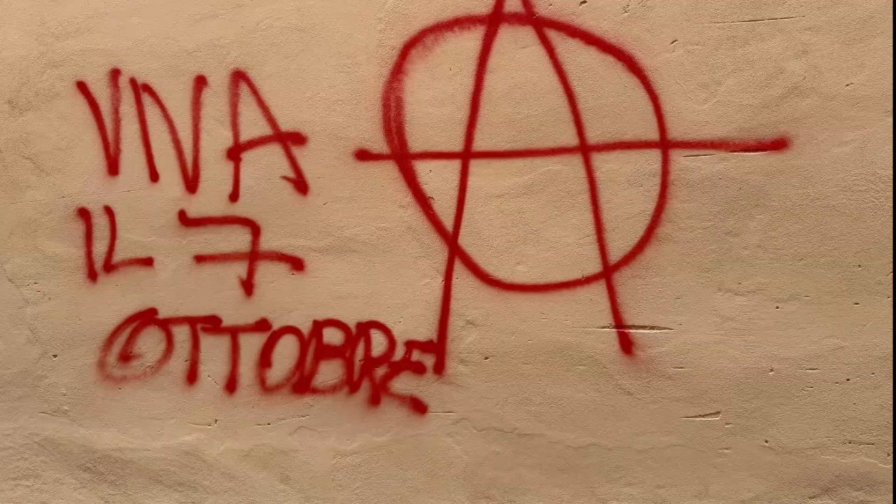 Ancora scritte choc in centro a Bologna, sono già state cancellate