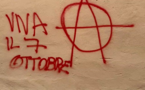 Ancora scritte choc in centro a Bologna, sono già state cancellate