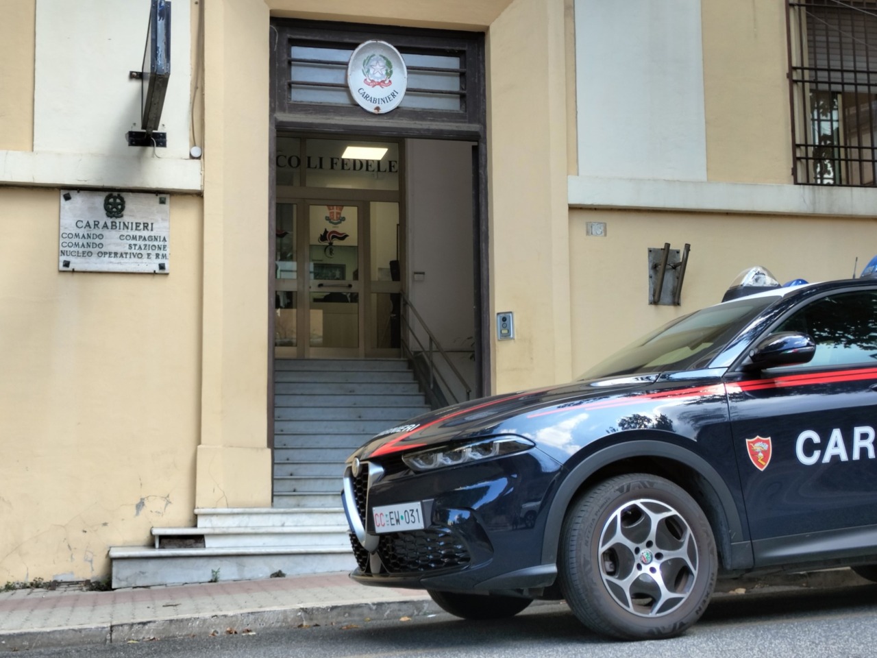 Anziano abbandonato tra i rifiuti e degrado, prosciugato il conto della pensione. Donna ai domiciliari