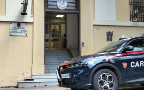 Anziano abbandonato tra i rifiuti e degrado, prosciugato il conto della pensione. Donna ai domiciliari