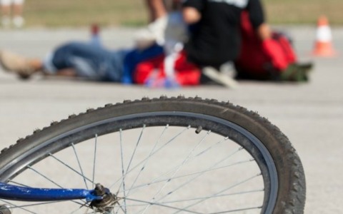 Auto contro un gruppo di ciclisti, 8 feriti