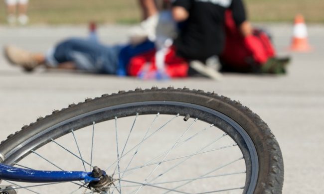 Auto contro un gruppo di ciclisti, 8 feriti