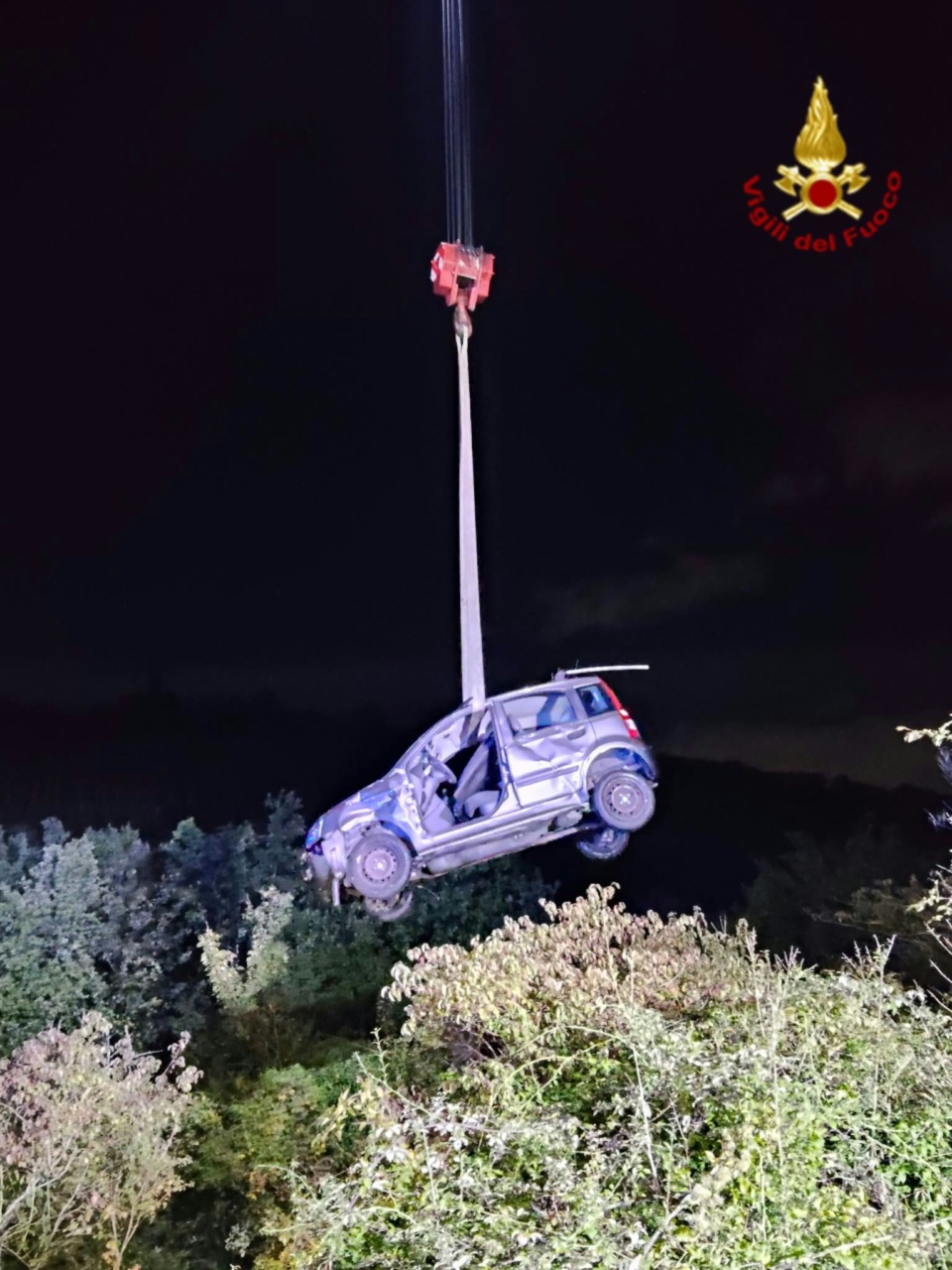 Auto precipita in una scarpata: i vigili del fuoco soccorrono un ventenne