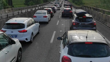 Auto schiacciata da un mezzo pesante sulla Firenze-Pisa-Livorno