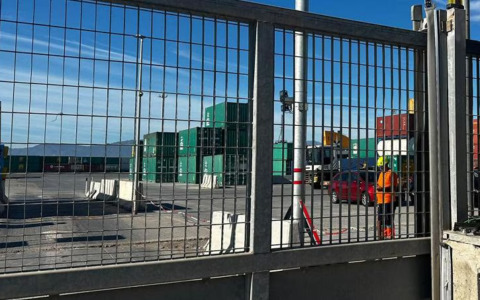 Autotrasportatore muore schiacciato da tubi al porto di Cagliari