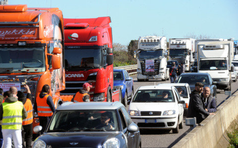 Autotrasportatori, vertice a Milano: sbloccati 480 milioni. Rincari anche sulla spesa