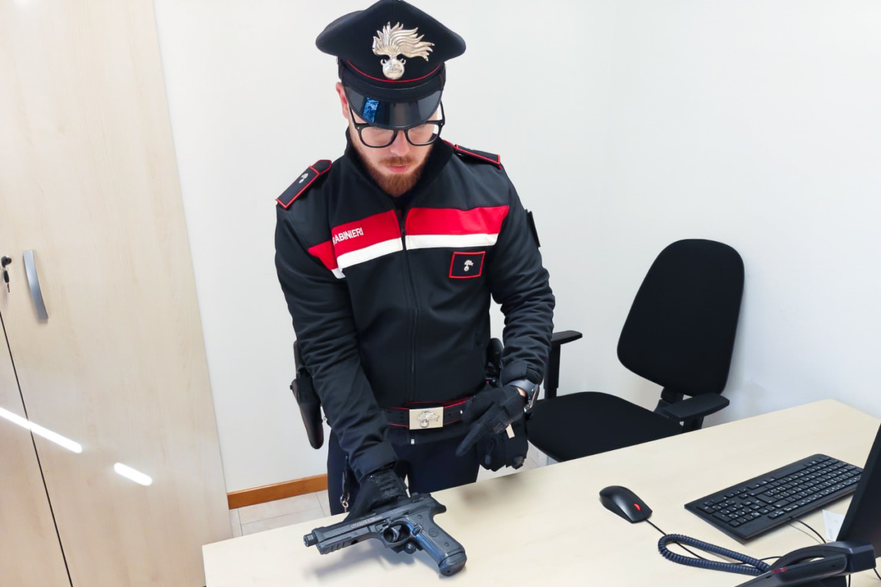 Bazzano: danneggia a sassate le vetrine e minaccia i Carabinieri con una pistola
