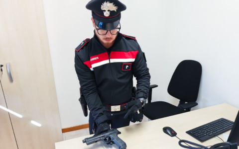 Bazzano: danneggia a sassate le vetrine e minaccia i Carabinieri con una pistola