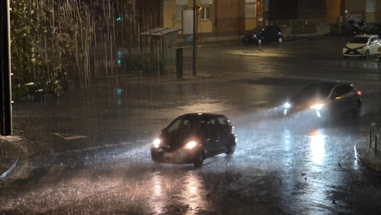 Bomba d’acqua sulla Capitale, allagamenti e disagi