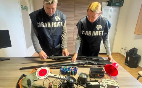 Caccia illegale con richiami elettroacustici, denunciati due uomini