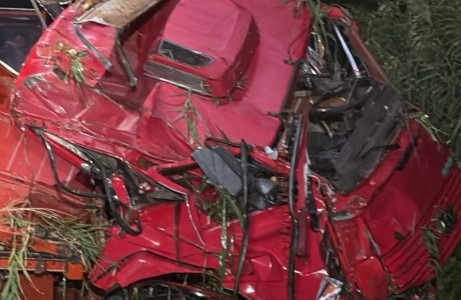 Camion si ribalta, grave il conducente del mezzo