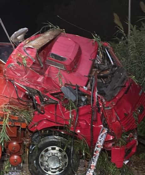 Camion si ribalta, grave il conducente del mezzo