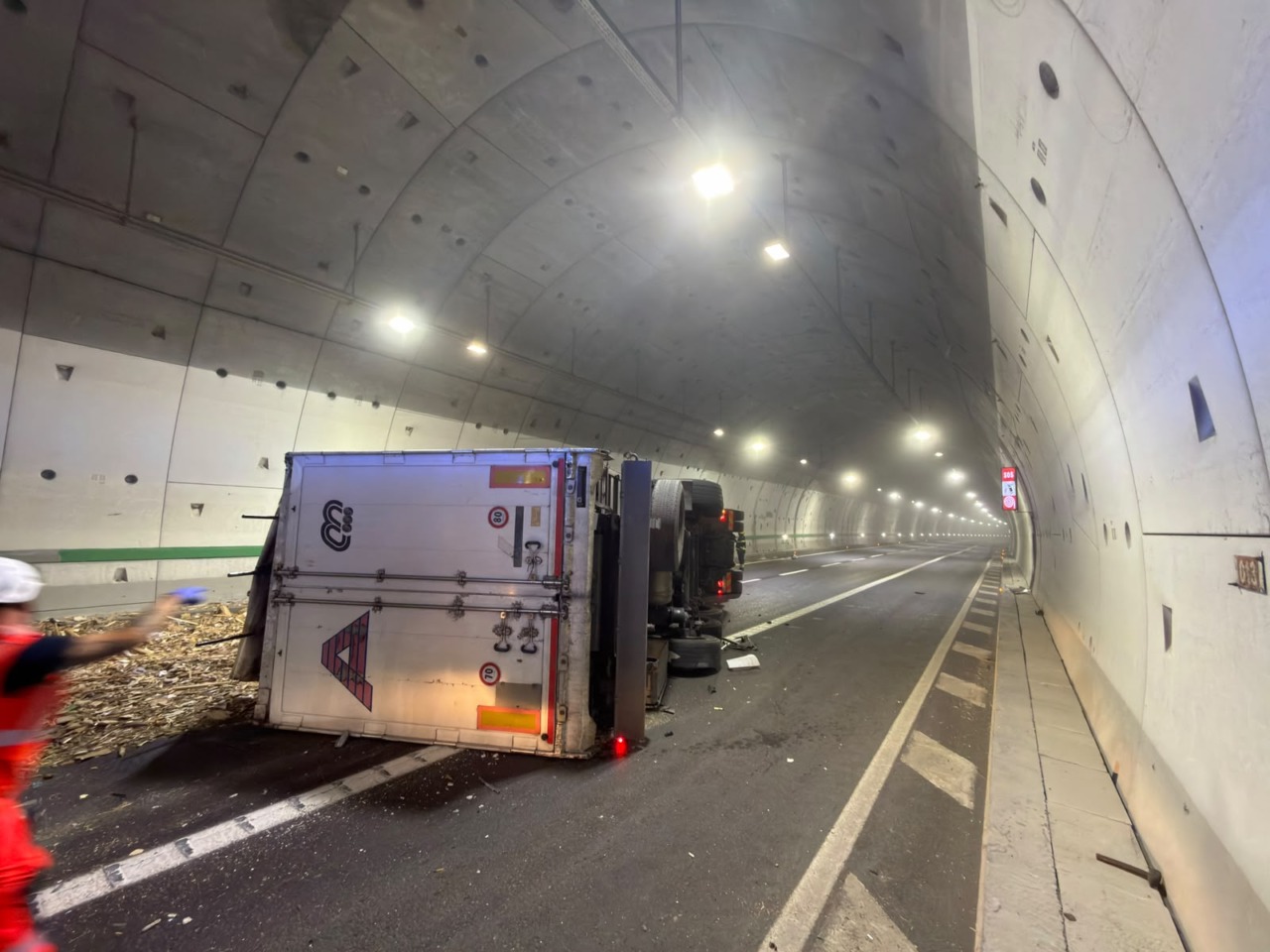 Camion si ribalta sulla A1 nel Bolognese, muore l’autista