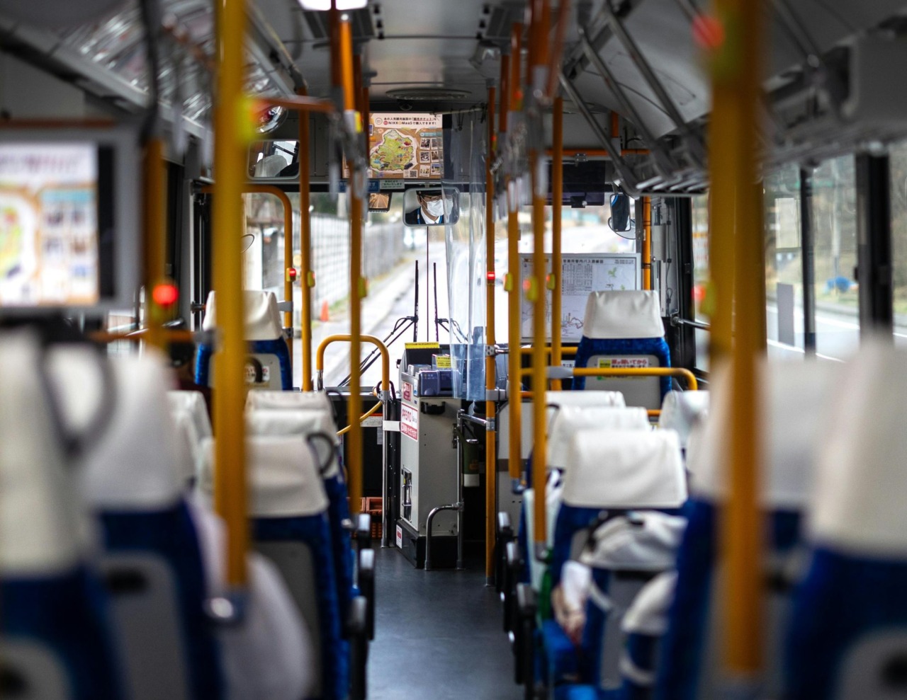 Camioncino blocca un bus in via Frosini a Pistoia