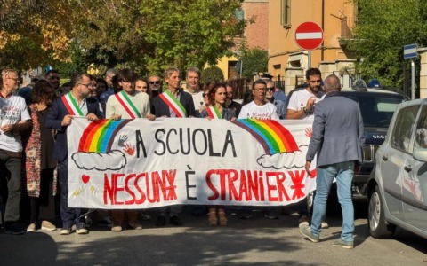 Casalecchio di Reno, riposizionato lo striscione “Qui nessun* è stranier*” bruciato qualche giorno fa. La Cgil annuncia un esposto in procura