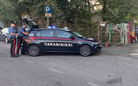 Controlli nei campi e negli insediamenti, oltre 260 persone identificate, una denuncia e sequestri di droga