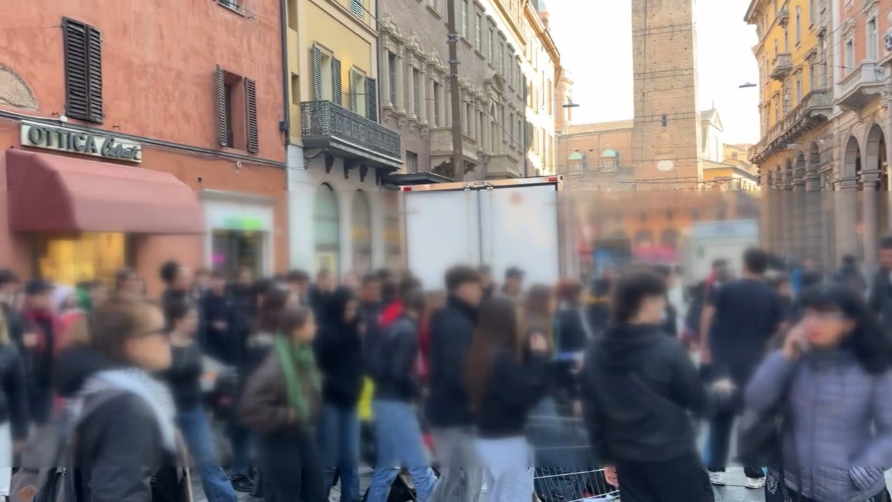 Coro unanime da Bologna: “I soldi per la guerra alla scuola”! Intanto viali bloccati. “Siamo in 30mila”