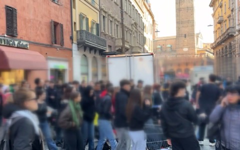 Coro unanime da Bologna: “I soldi per la guerra alla scuola”! Intanto viali bloccati. “Siamo in 30mila”
